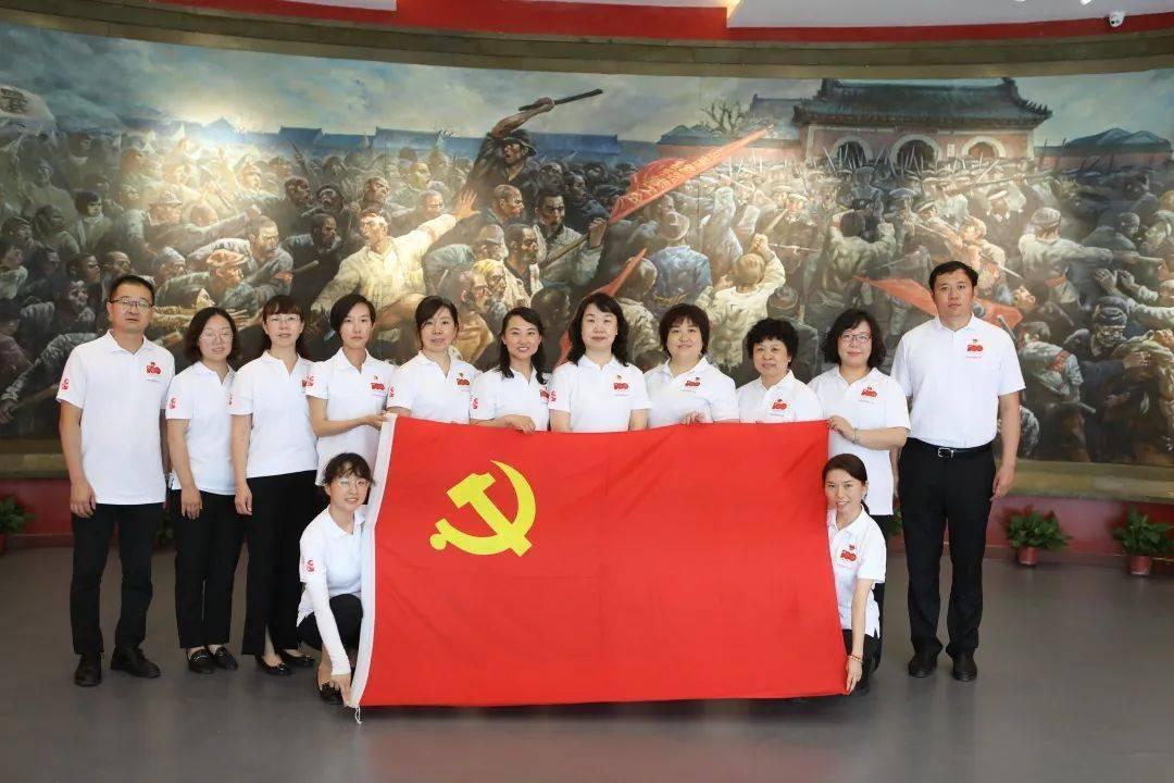 一楼业主霸占公共绿地 竟用铁栏杆圈起来修花园!